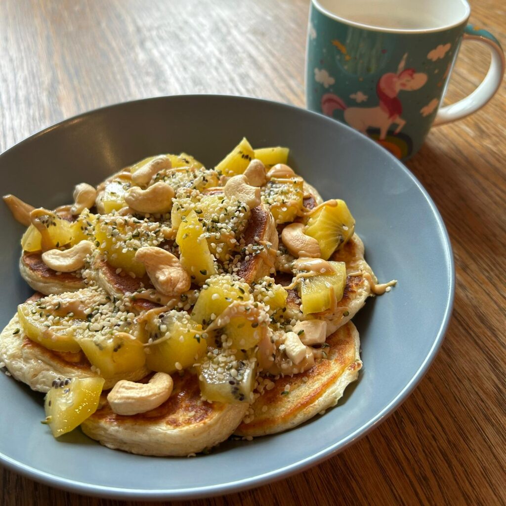 Nutričně vyvážené lívance s ovocem a ořechy doporučené v rámci jídelníčku na míru v Brně.