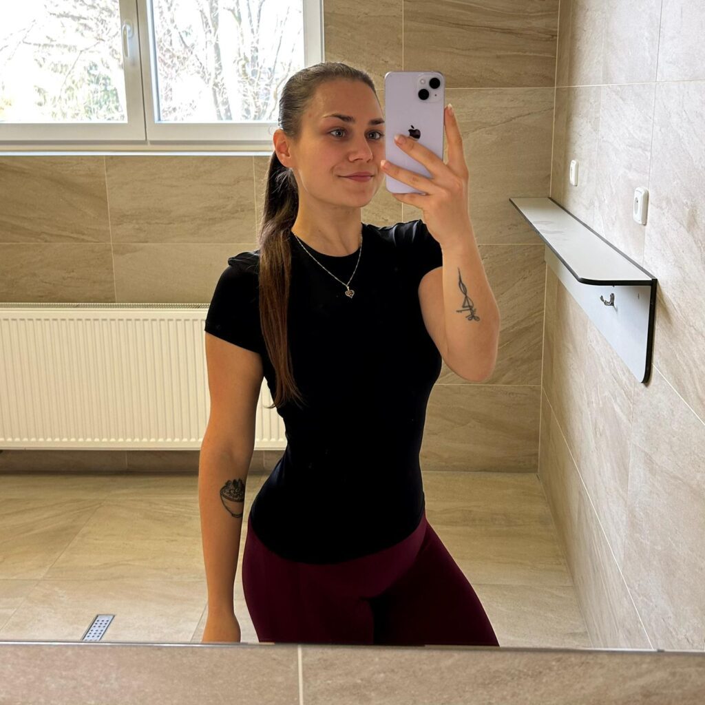 Osobní trenérka v Brně po tréninku ve fitness šatně.